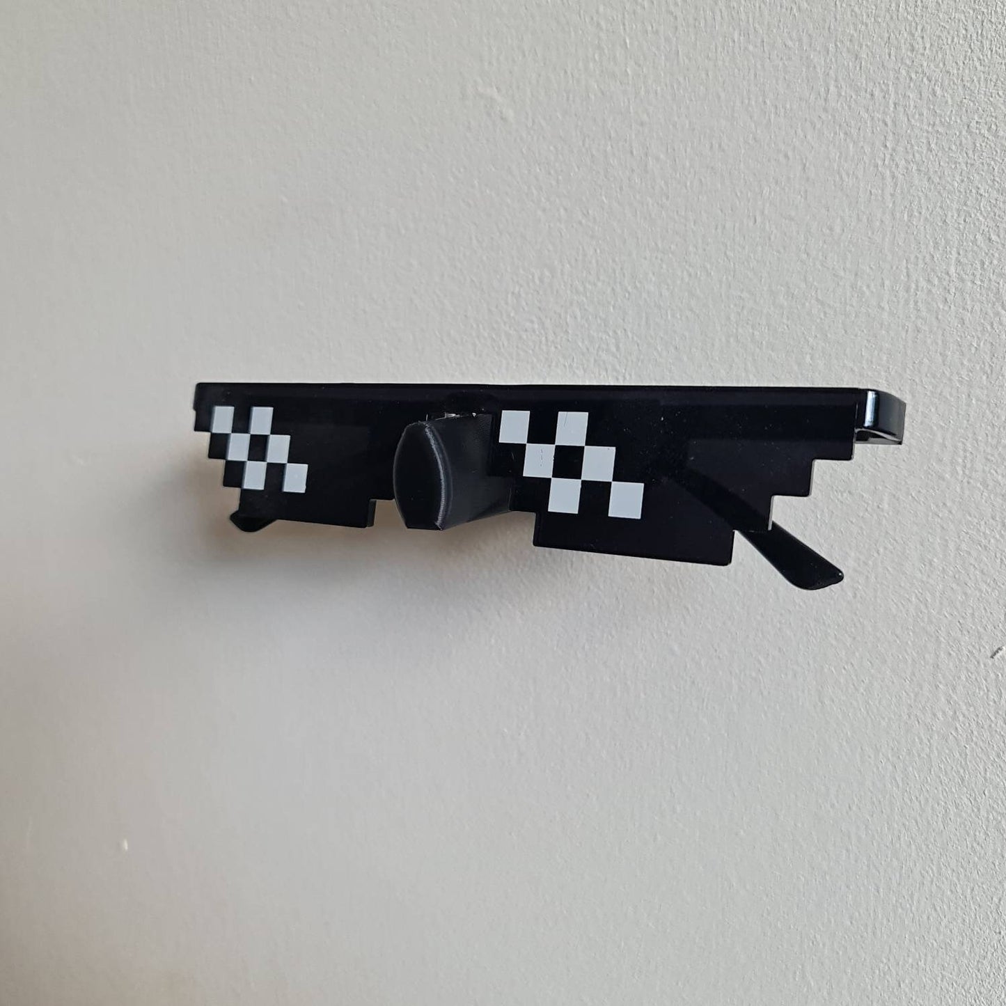 Wall-Mounted Sunglasses & Glasses Holder - Adhesive Glasses Display Micro Shelf