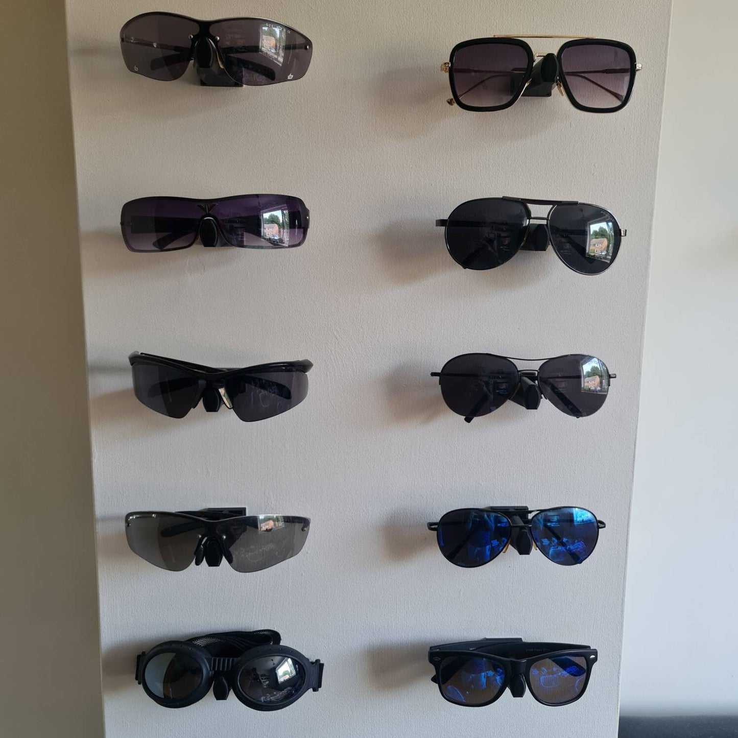 Wall-Mounted Sunglasses & Glasses Holder - Adhesive Glasses Display Micro Shelf